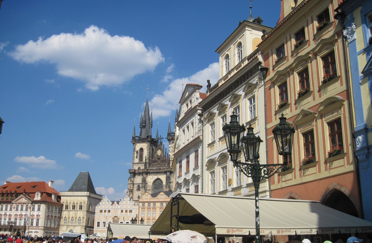 6-Praga-Particolare di altri palazzi, a sinistra il Palazzo Kinsky e al centro la Casa alla camppana di pietra